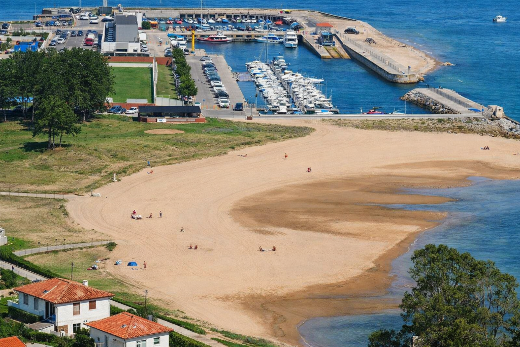 Con 850 metros de longitud, La Riberuca es una de las playas caninas más grandes de Cantabria. Está situada en la ría de Suances.