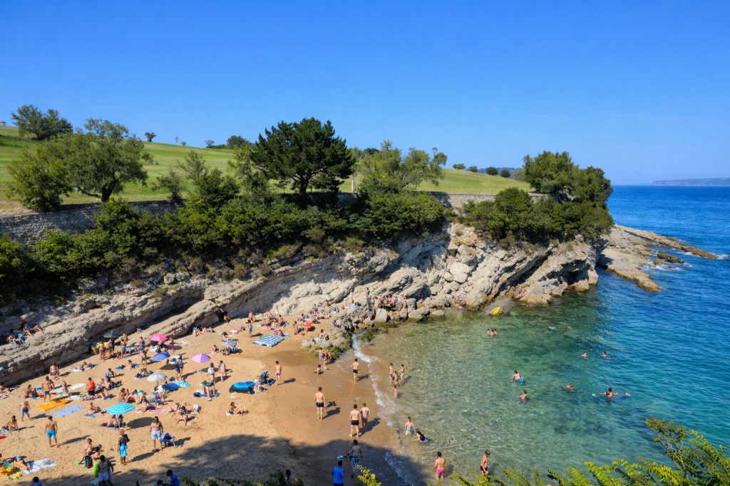 Los Molinucos se ha convertido en una de las pocas playas urbanas de Cantabria donde puedes ir con tu perro durante todo el verano. Está situada junto al parque de Mataleñas, es una cala pequeña y tranquila con arena fina y un entorno natural precioso.